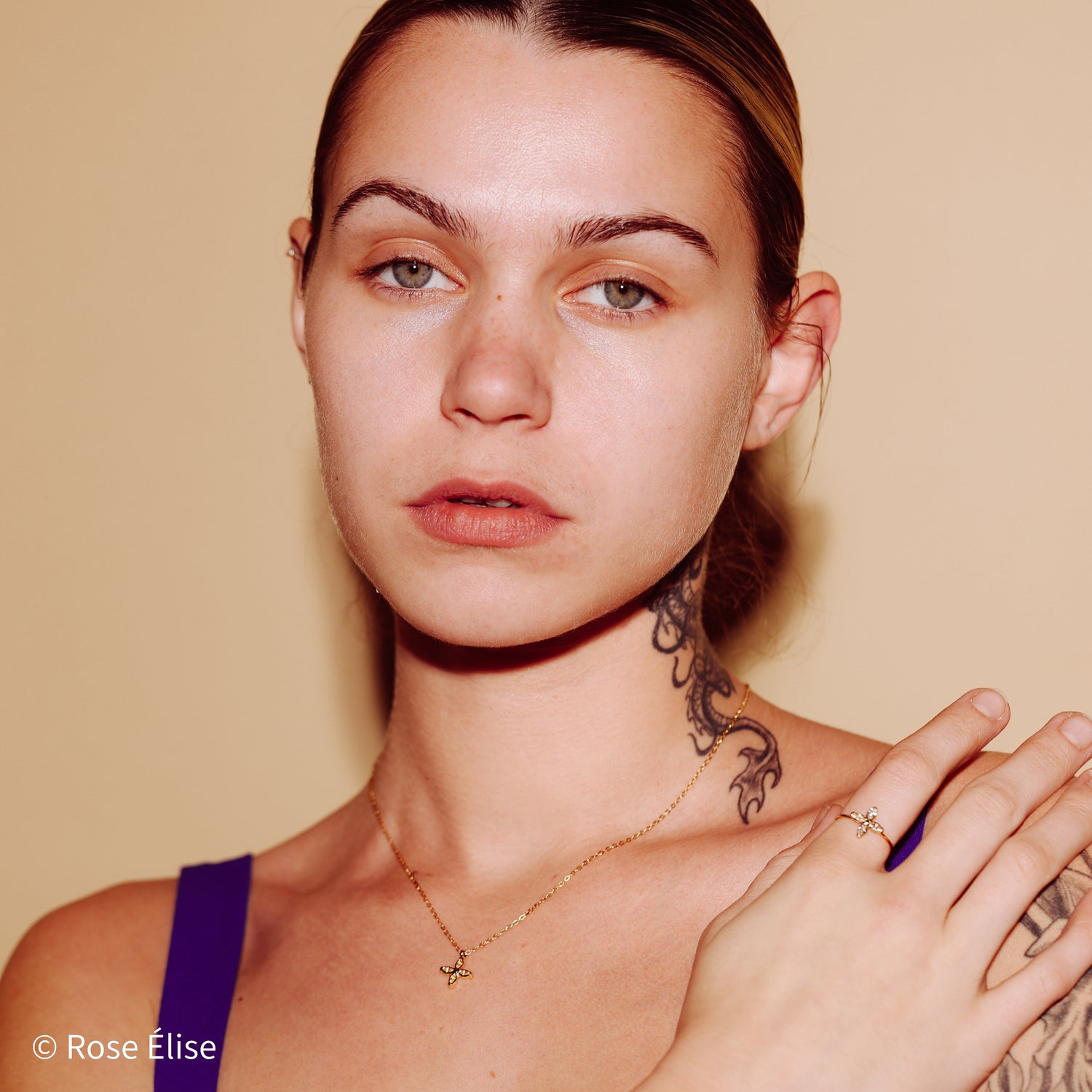 Divina - 18k Gold Zircon Cross Necklace