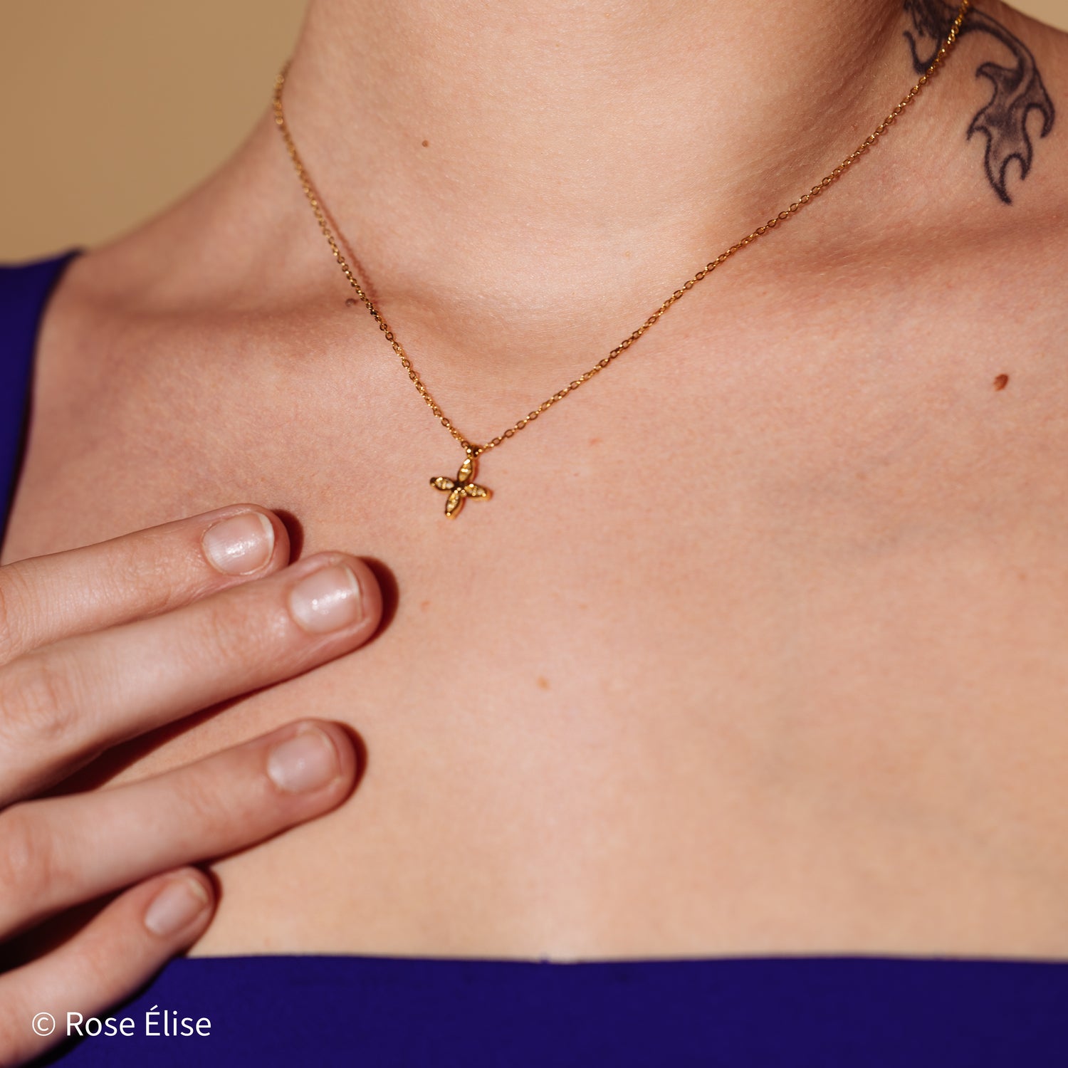 Divina - 18k Gold Zircon Cross Necklace