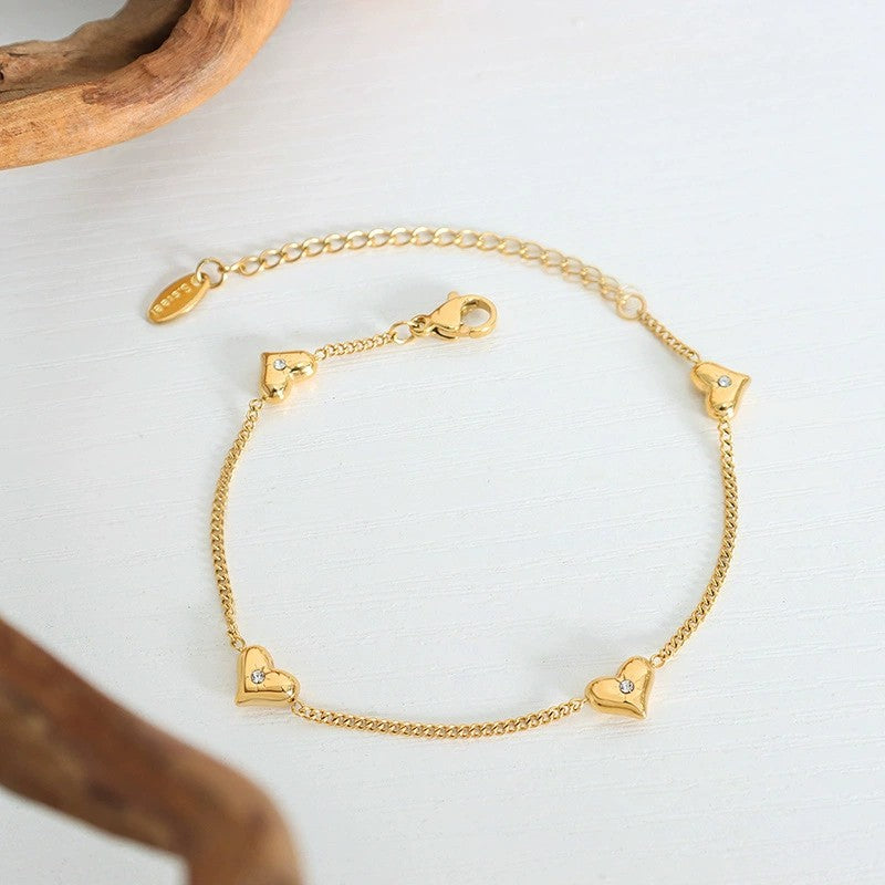 Adoré - 18k Gold Heart Charm Bracelet